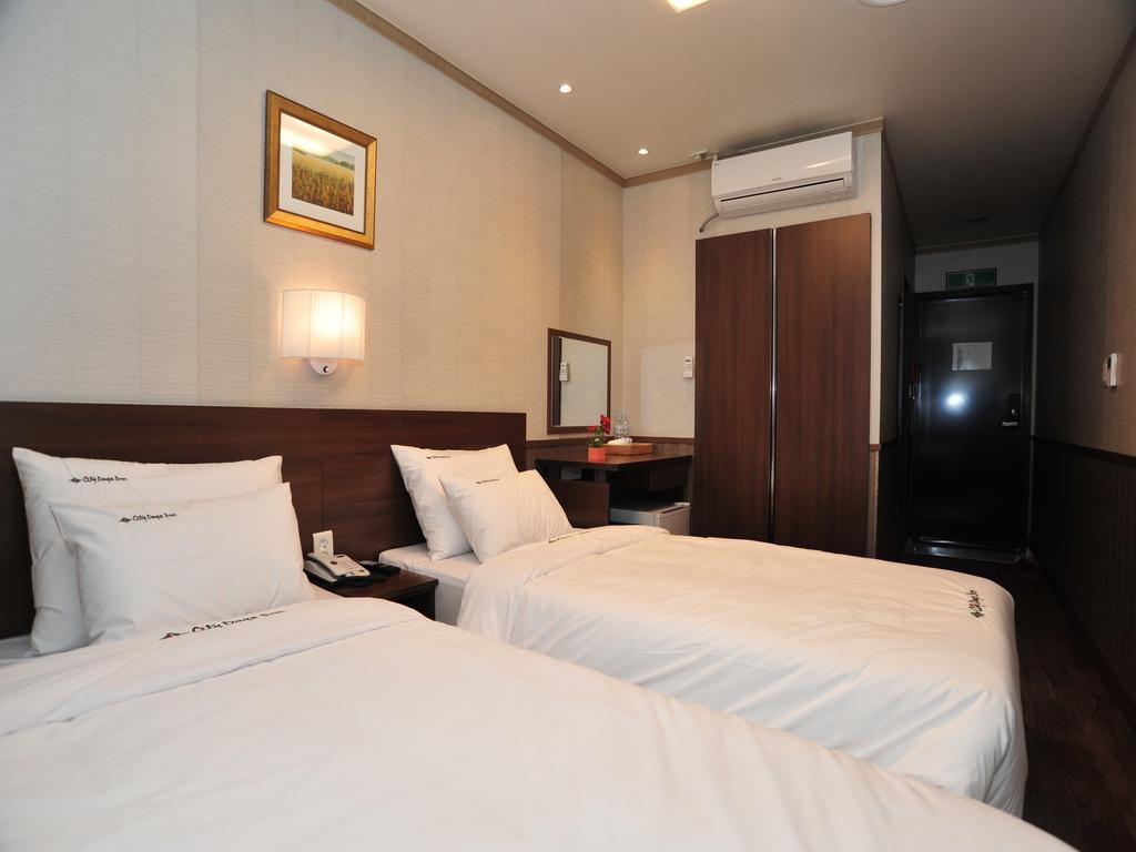 Global Inn Seoul Dongdaemun City Days Inn Стая снимка